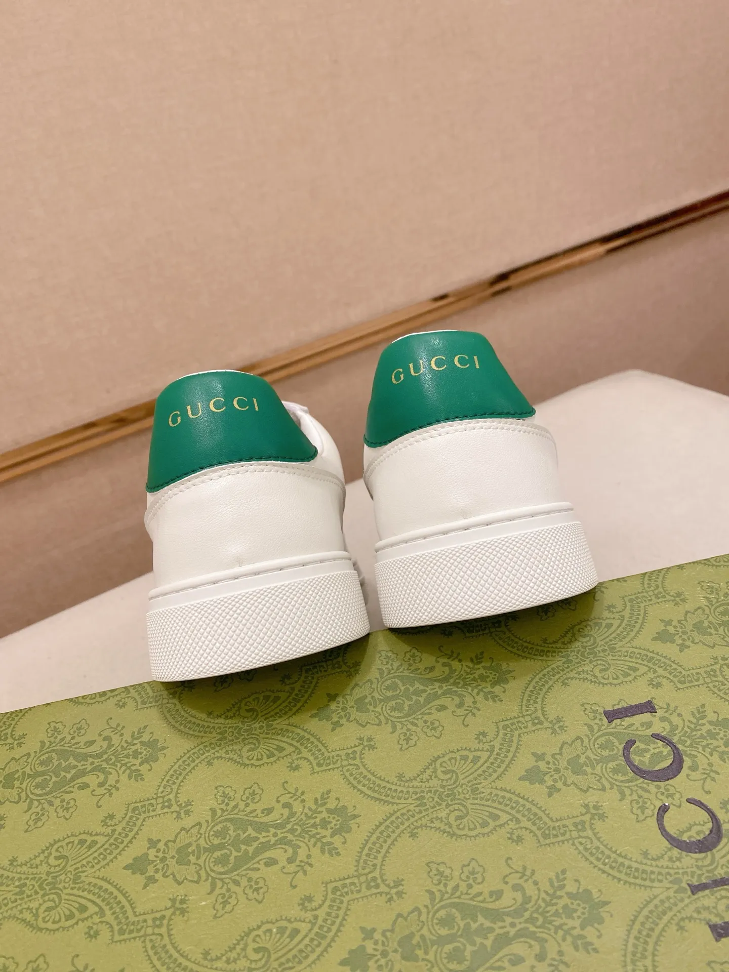 Men's shoes💰 440💰The new GUCCI (Gucci) counters are launched simultaneously. The new men's shoes, 😘fabrics are selected from imported cowhide, and the lining is sheepskin lining. 👍🏿 High-end ☄️ air-cushion molded anti-slip rubber outsole, exquisite lines, simple and elegant, comfortable and high-end for leisure travel. Code number: 38 to 44 (45 can be customized and cannot be returned or exchanged)